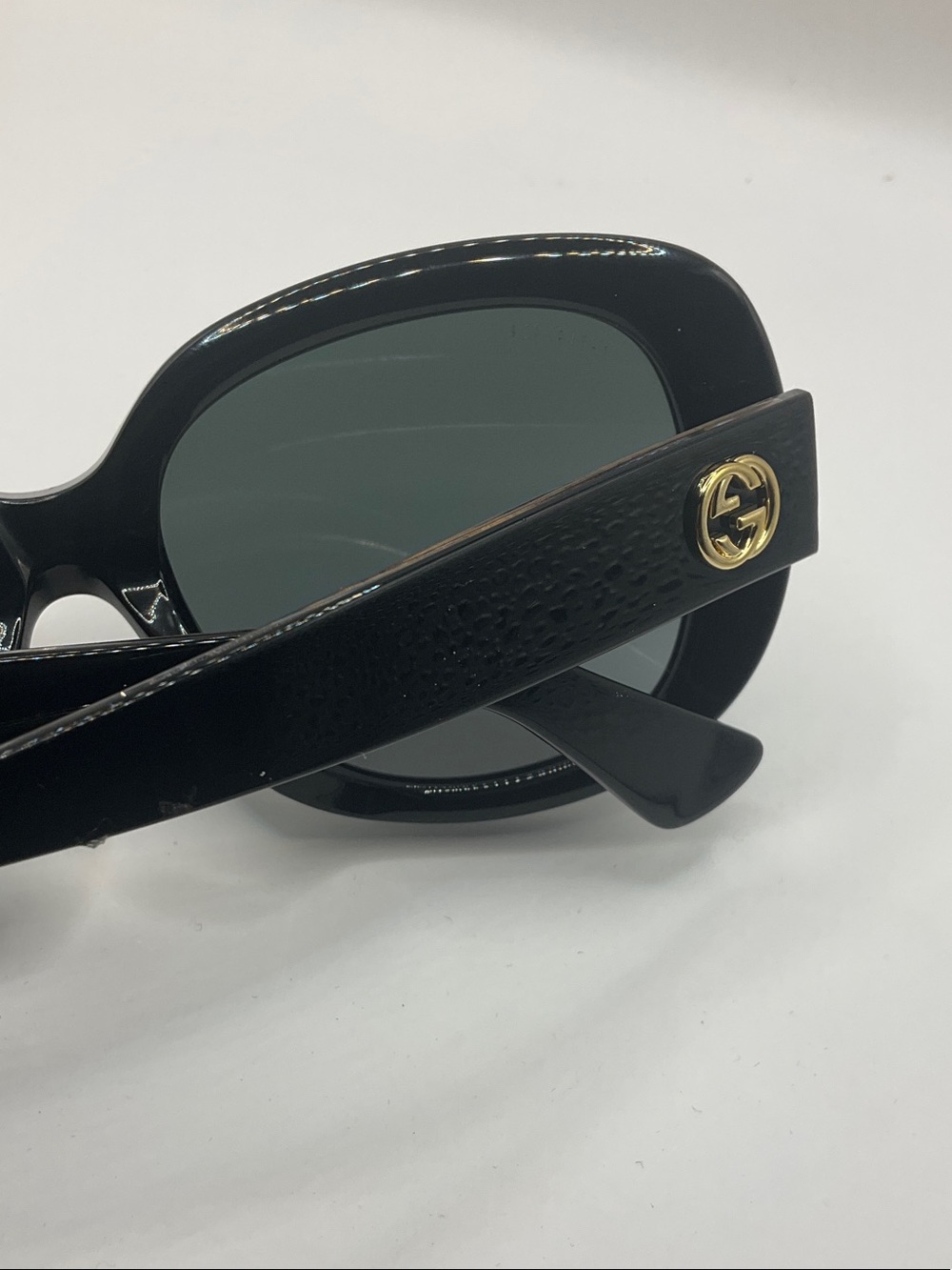 Gucci Black Oversized Square Sunglasses with Gold Logo - Picture 5 of 8